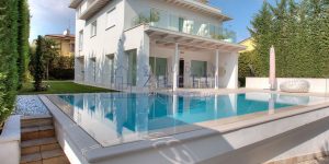 Villa nuova e moderna con piscina